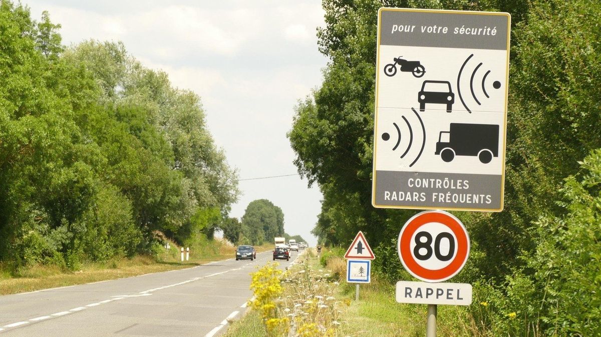 Des vandales ont systématiquement aveuglé les radars français.  Il a un nom de scène